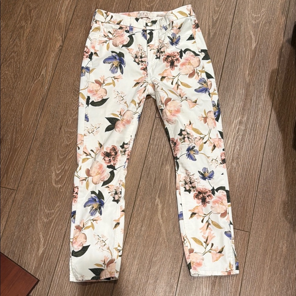 7 For All Mankind White Floral Capris